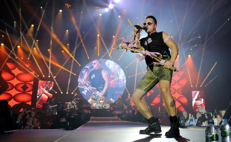 10.11.18 , Erfurt, Messehalle, Andreas Gabalier, Hallentour 2018 
Foto: Karina Hessland-Wissel 
 *** Local Caption *** Copyright by KH/Karina Hessland Bildjournalismus und Fotografie , Stauffenbergallee 23 , 99085 Erfurt , Tel: 0177-2967631 ; E-Mail: karina.hessland@googlemail.com ; Bankverbindung : Erfurter Bank BLZ : 82064228  Konto: 1107836 , BIC: ERFBDE8E , IBAN: DE55 8206 4228 0001 1078 36 ; SteuerNr.: 151/230/13457  FA Erfurt , Nutzung nur gegen Honorar + 7% Mwst und Urhebernennung! Mit Abdruck werden die AGB von KH Bildjournalismus und Fotografie anerkannt. WICHTIG: Jegliche kommerzielle Nutzung ist Honorar- und Mehrwertsteuerpflichtig! Honorar gemaess MFM. Weitergabe an Dritte nur nach vorheriger Absprache mit dem Urheber! Darstellung im Internet ist grundsaetzlich Honorar- und Mehrwertsteuerpflichtig, auch als 1:1 Kopie in Internet -Ausgaben von Tageszeitungen und Magazinen. Autoren-Nennung auch für Internet -Darstellung gemaess § 13 UrhGes.