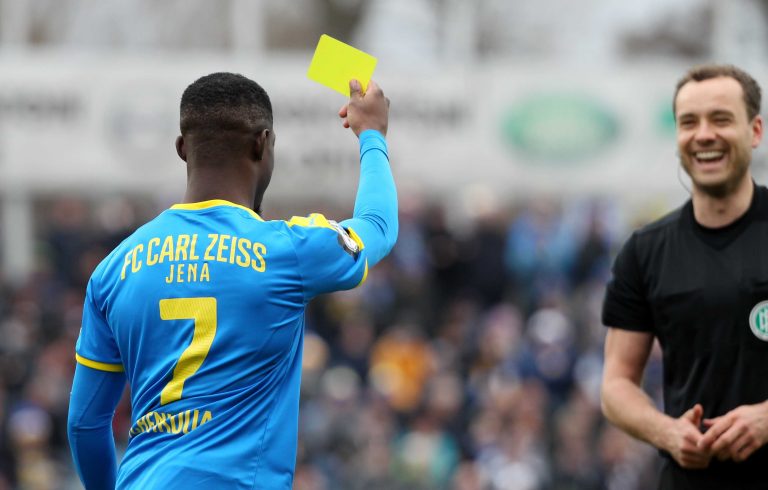 03.03.19 , Jena, Ernst-Abbe-Sportfeld, GER, 3.Liga,  Saison 2018/2019, 26.Spieltag, FC Carl Zeiss Jena vs Eintracht Braunschweig im Bild Fabien Mouko Tchenkoua (Jena) zeigt Schiedsrichter Jonas Weickenmeier die gelbe Karte, nachdem dieser sie verloren hat DFL regulations prohibit any use of photographs as image sequences and/or quasi-videoFoto: Karina Hessland-Wissel