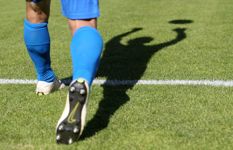 25.05.2019 , Erfurt, Steigerwaldstadion, Arena Erfurt, GER, Köstritzer Thüringenpokal, Saison 2018/2019, Finaltag der Amateure, Pokalfinale, FSV Preussen Bad Langensalza -  FSV Wacker 90 Nordhausen  
im Bild  Einwurf / Schatten / Feature / Symbol / symbolisch 
Foto: Karina Hessland-Wissel
 *** Local Caption *** Copyright by KH/Karina Hessland Bildjournalismus und Fotografie , Stauffenbergallee 23 , 99085 Erfurt , Tel: 0177-2967631 ; E-Mail: karina.hessland@googlemail.com ; Bankverbindung : Erfurter Bank BLZ : 82064228  Konto: 1107836 , BIC: ERFBDE8E , IBAN: DE55 8206 4228 0001 1078 36 ; SteuerNr.: 151/230/13457  FA Erfurt , Nutzung nur gegen Honorar + 7% Mwst und Urhebernennung! Mit Abdruck werden die AGB von KH Bildjournalismus und Fotografie anerkannt. WICHTIG: Jegliche kommerzielle Nutzung ist Honorar- und Mehrwertsteuerpflichtig! Honorar gemaess MFM. Weitergabe an Dritte nur nach vorheriger Absprache mit dem Urheber! Darstellung im Internet ist grundsaetzlich Honorar- und Mehrwertsteuerpflichtig, auch als 1:1 Kopie in Internet -Ausgaben von Tageszeitungen und Magazinen. Autoren-Nennung auch für Internet -Darstellung gemaess § 13 UrhGes.
DFL regulations prohibit any use of photographs as image sequences and/or quasi-video