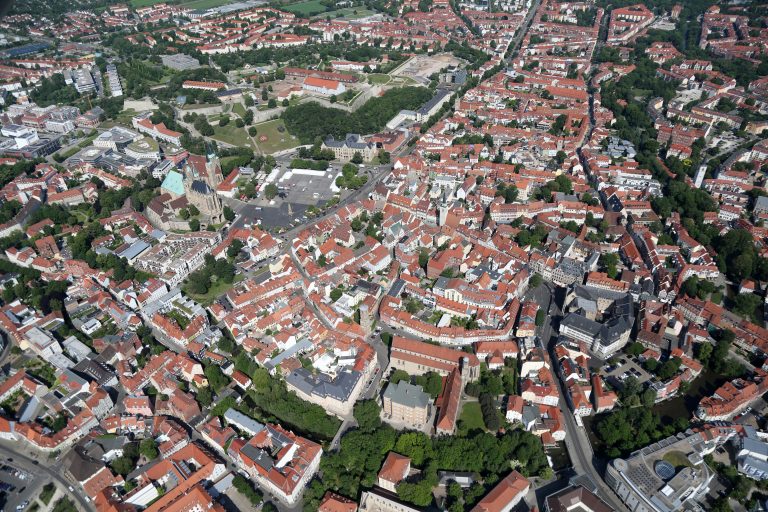 ERFURT, 05.06.19, Blick über die Innenstadt mit Dom, Domplatz, Zitadelle Petersberg 
Foto: Karina Hessland-Wissel
 *** Local Caption *** Copyright by KH/Karina Hessland Bildjournalismus und Fotografie , Stauffenbergallee 23 , 99085 Erfurt , Tel: 0177-2967631 ; E-Mail: karina.hessland@googlemail.com ; Bankverbindung : Erfurter Bank BLZ : 82064228  Konto: 1107836 , BIC: ERFBDE8E , IBAN: DE55 8206 4228 0001 1078 36 ; SteuerNr.: 151/230/13457  FA Erfurt , Nutzung nur gegen Honorar + 7% Mwst und Urhebernennung! Mit Abdruck werden die AGB von KH Bildjournalismus und Fotografie anerkannt. WICHTIG: Jegliche kommerzielle Nutzung ist Honorar- und Mehrwertsteuerpflichtig! Honorar gemaess MFM. Weitergabe an Dritte nur nach vorheriger Absprache mit dem Urheber! Darstellung im Internet ist grundsaetzlich Honorar- und Mehrwertsteuerpflichtig, auch als 1:1 Kopie in Internet -Ausgaben von Tageszeitungen und Magazinen. Autoren-Nennung auch für Internet -Darstellung gemaess § 13 UrhGes.