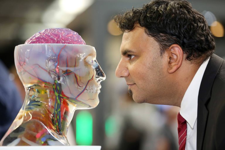 25.06.2019 , Erfurt, Messe Erfurt, Rapid.Tech + FabCon 3.D- MessePressekonferenz und Presserundgang im Bild: Dr.Dr. Majeed Rana (Universitätsklinikum Düsseldorf) mit einem gedruckten Querschnitt des menschlichen Kopfes der Firma stratasys Foto: Karina Hessland-Wissel