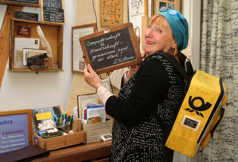 15.04.2020, Erfurt, Gabriele Trillhaase macht Kunst aus Leder und auf Papier, die gestaltet Postkarten und vieles mehr, den Club zur Rettung der Handschrift hat sie gegründet Foto: SWE/ Karina Hessland-Wissel