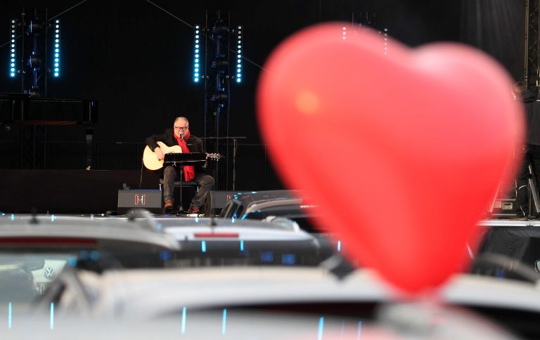 23.05.2020, Erfurt, Messehalle, Autokonzerte Erfurt, Heinz Rudolf Kunze spielt live auf der Bühne, die Besucher des Konzerts sitzen im Auto und empfangen den Ton über eine Frequenz im Autoradio, Grossveranstaltungen sind während der Corona-Pandemie untersagt im Bild: Heinz Rudolf Kunze Foto: Karina Hessland-Wissel