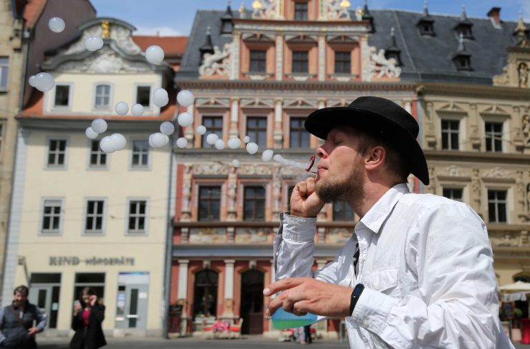 24.05.2020 , Erfurt, ein Strassenkünstler macht Seifenblasen auf dem Fischmarkt zwischen Kunsthalle und Rathaus Foto: Karina Hessland-Wissel