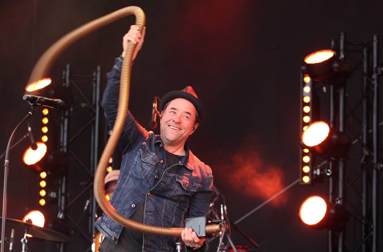 24.05.2020, Erfurt, Messehalle, Autokonzerte Erfurt, die deutsche Band Radio Doria mit Frontmann Jan Josef Liefers (weitere Mitglieder Gunter Papperitz, Christian Adameit, Jens Nickel, Timon Fenner) spielt live auf der Bühne, die Besucher des Konzerts sitzen im Auto und empfangen den Ton über eine Frequenz im Autoradio, Grossveranstaltungen sind während der Corona-Pandemie untersagt 
im Bild: Jan Josef Liefers 
Foto: Karina Hessland-Wissel