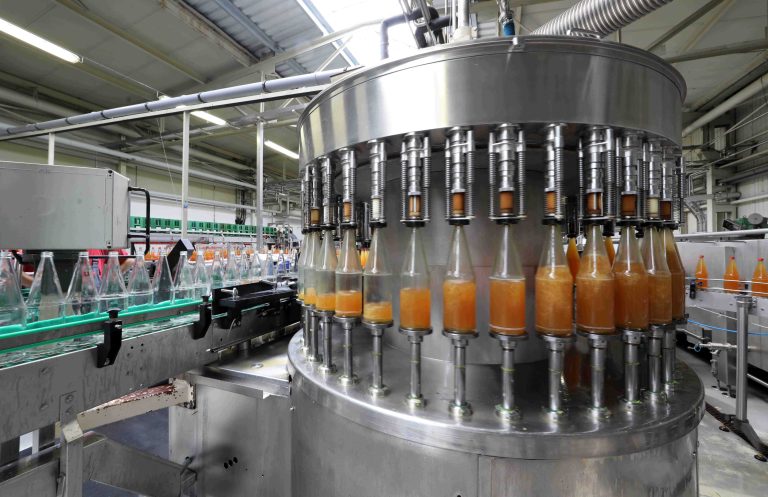 27.07.2020 , Gierstädt, Fahner Frucht GmbH, Firmenporträt
Saftproduktion, hier werden Früchte gepresst und als Saft in Flaschen abgefüllt 
im Bild: Produktionsstrecke, hier werden die Flaschen gewaschen, geprüft, befüllt, verschraubt und in Kästen gepackt 
Foto: Karina Hessland-Wissel