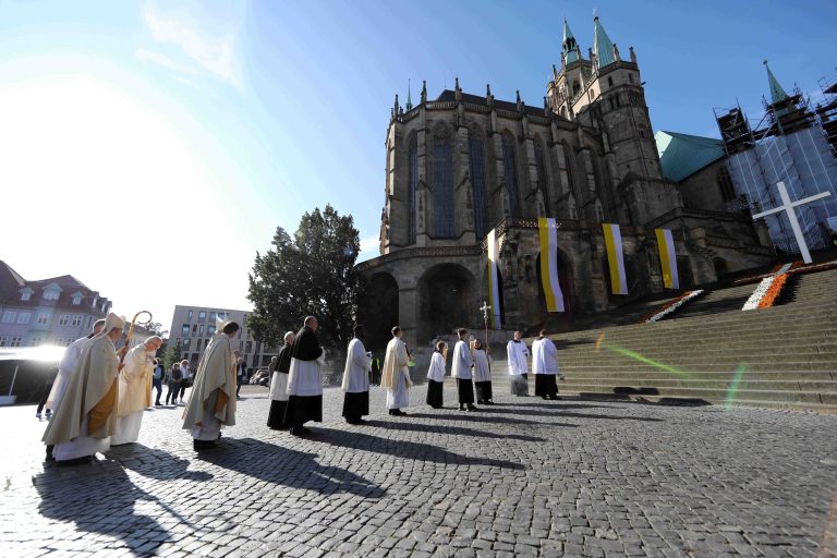 20.09.2020 , Erfurt, Domplatz, Bistumswallfahrt, während der Corona-Pandemie gibt es keine Ansammlung von Gläubigen auf dem Domplatz, Bischof Ulrich Neymeyr zieht mit Begleitern und Ministranten über die Domstufen in den Dom ein Foto: Karina Hessland-Wissel