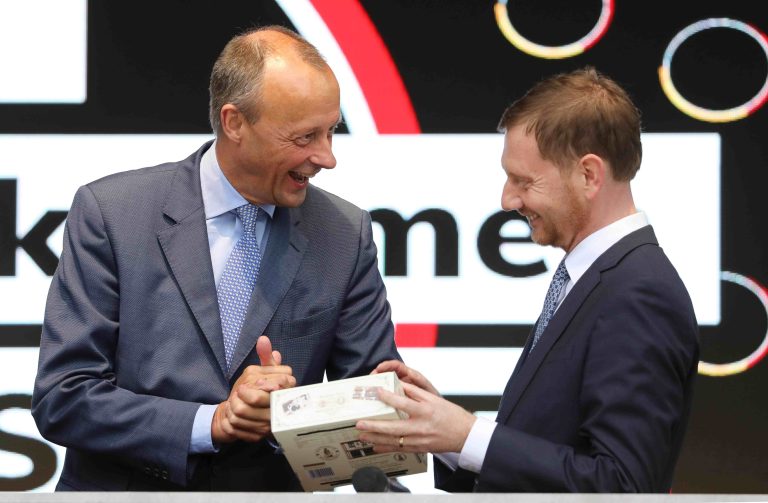 24.09.2021 , Halle/ Saale, Salzgrafenplatz, Gemeinsamer Wahlkampfabschluss der drei mitteldeutschen CDU-Landesverbände mit Friedrich Merz im Bild: Friedrich Merz und Michael Kretschmer (Ministerpräsident Sachsen)Foto: Karina Hessland-Wissel