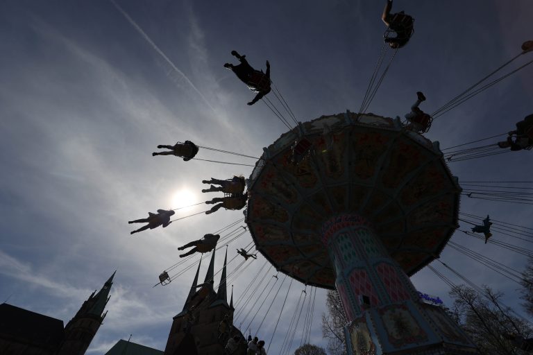 12.04.2022, Erfurt, Domplatz, Altstadtfruehling, das Volksfest findet wieder traditionell mit rasanten Fahgeschaeften vor dem Erfurter Dom statt hier ein Kettenkarussell Foto: Karina Hessland-Wissel