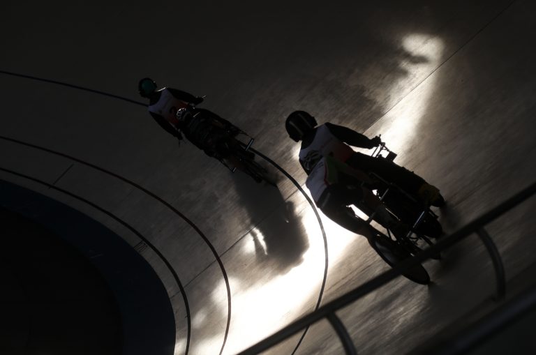 13.05.2022, Erfurt, Radrennbahn Andreasried, Sparkasse Steher Grand Prix und Kinderradrennen Fette Reifen im Bild: Gespann auf der Bahn wirft Schatten Foto: Karina Hessland-Wissel