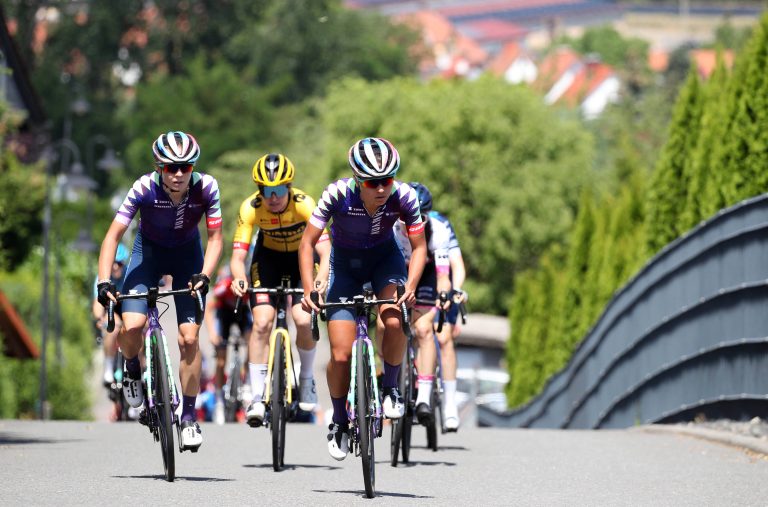 03.07.2022, Elxleben, Deutsche Jugendmeisterschaft im StrassenradDamen U19/ U23  -  Ricarda Bauernfeind und Antonia Niedermaier fuehren das Feld an Foto: Karina Hessland-Wissel
