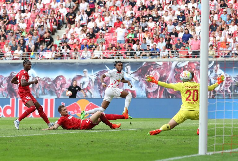 13.08.2022, Leipzig, Red Bull Arena, GER, Saison 2022/ 2023, 1.Bundesliga, 2.Spieltag, RasenBallsport Leipzig  vs 1. FC Koeln im Bild  Christopher Nkunku (Leipzig)  erzielt das Tor zum 2:1, Torwart Marvin Schwaebe / Schwäbe (Koeln) machtlos DFL regulations prohibit any use of photographs as image sequences and/or quasi-videoFoto: Karina Hessland-Wissel