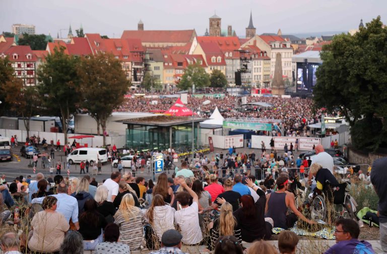 20.08.2022, Erfurt, Domplatz, Roland Kaiser - Unser Sommer - Die Open Air Tournee auf dem Petersberg verfolgen viele Menschen das Konzert Foto: Karina Hessland-Wissel