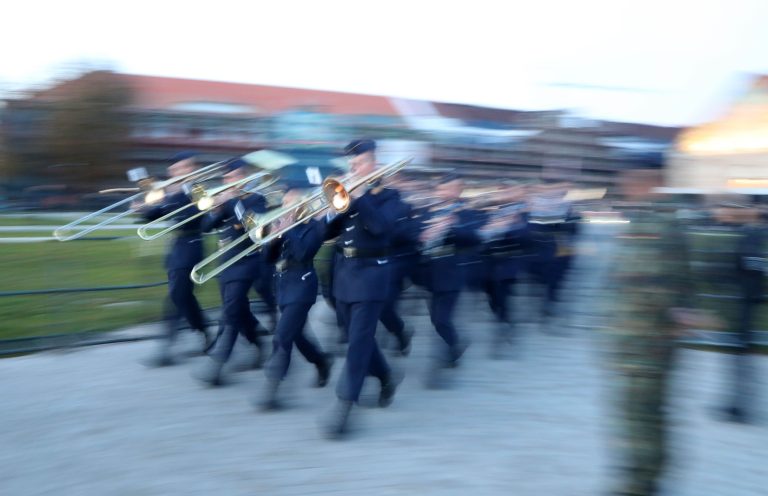12.11.2022, Erfurt, Zitadelle Petersberg, Festplatz vor der Peterskirche, Ministerpraesident Bodo Ramelow verleiht dem Informationstechnikbataillon (ITBtl) 383 das Fahnenband des Freistaats Thueringen im Bild: Ausmarsch des Luftwaffenmusikkorps Erfurt Foto: Karina Hessland-Wissel