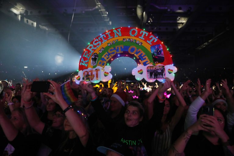 12.11.2022, Erfurt, Messehalle, Messehalle, Die Schlagernacht 2022 im Bild:  Kerstin Ott - Fans haben einen Regenbogen fuer Kerstin Ott gebastelt Foto: Karina Hessland-Wissel
