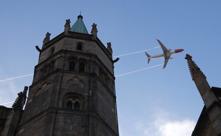 13.02.2023, Erfurt, ein Flugzeug fliegt recht tief ueber dem Dom St.Marien 
Foto: Karina Hessland-Wissel