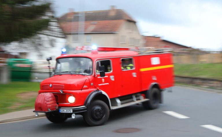 31.03.2023, Rothenberga, die Freiwillige Feuerwehr Rothenberga faehrt ihre Einsaetze mit einer Feuerwehr des Typs Mercedes Benz 911 LF 8/6 Baujahr 1971, seit nun 22 Jahren ist der Oldtimer dort unterwegs 
im Bild: die Feuerwehr in voller Fahrt 
Foto: Karina Hessland-Wissel