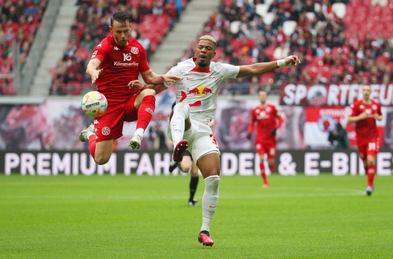 01.04.2023, Leipzig, Red Bull Arena, GER, Saison 2022/ 2023, 1.Bundesliga, 26.Spieltag, RasenBallsport Leipzig  vs 1. FSV Mainz 05 im Bild  Benjamin Henrichs (Leipzig)  gegen Marcus Ingvartsen (Mainz) DFL regulations prohibit any use of photographs as image sequences and/or quasi-videoFoto: Karina Hessland-Wissel