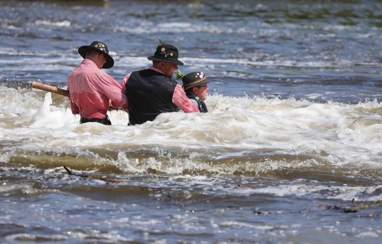 28.05.2023, Uhlstaedt, 18. Floesserfest, 4 Floesse fahren ueber das Wehr der Saale bei Uhlstaedt Niederkrossen, welches kurzzeitig einen hoeheren Wasserstand hat, unzaehlige Menschen sind gekommen, um das Spektakel zu verfolgen das dritte Floss passiert das Wehr, die Frontmaenner gehen baden Foto: Karina Hessland-Wissel