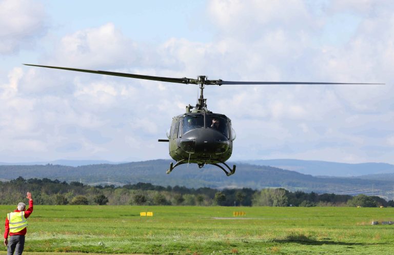 31.08.2023, Alkersleben, Flugplatz, ausgedienter Bundeswehrhubschrauber Bell UH-1D , auch Huey genannt, mit dem Kennzeichen D-HUHI beim Startvorgang Foto: Karina Hessland-Wissel