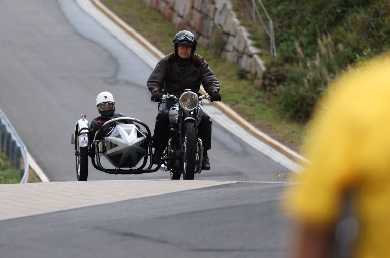 02.09.2023, Oberhof, 15. Oldtimerfahrt vom Fahrzeugmuseum Suhl durch den Thueringer Wald im Bild: Steffen Heinrich kommt mit Beifahrer Harry Riese im Biathlonstadion an Foto: Karina Hessland-Wissel