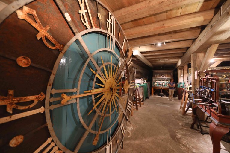 02.09.2023, Koelleda, Schuettboden am Kloster, Turmuhrenausstellung der Familie Beck, Uhrmacher im Museum sind Turmuhren und Zifferblaetter aus 5 Jahrhunderten zu besichtigen Foto: Karina Hessland-Wissel
