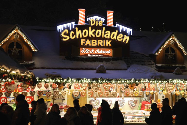 28.11.2023, Erfurt, Eroeffnung des 173. Weihnachtsmarktes auf dem Domplatz, es hat geschneit und der Markt ist mit einer weissen Decke ueberzogen im Bild: Besucher des Weihnachtsmarktes vor der Schokoladenfabrik Foto: Karina Hessland-Wissel