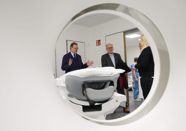 11.12.2023, Soemmerda, KMG Klinikum, Weihnachtsbesuch von Ministerpraesident Bodo Ramelow (Die LINKE) im Bild: Ministerpraesident Bodo Ramelow (Die LINKE)  im Gespraech mit Geschaeftsfuehrerin Diana Richter, in der Mitte Buergermeister von Soemmerda Ralf Hauboldt - hier im Raum fuer die Computertomographie (CT) Foto: Karina Hessland-Wissel