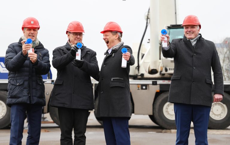 08.02.2024, Erfurt, Gueterbahnhof, ICE-City Ost, Projektvorstellung DB Campus und symbolischer Baustart im Bild: Konzernbevollmaechtigter fuer die Bahnregion Suedost DB AG Martin Walden, Ministerpraesident Bodo Ramelow (Die LINKE), Vorsitzender des Vorstands DB AG Dr. Richard Lutz und Oberbuergermeister der Stadt Erfurt Andreas Bausewein (SPD) beim symbolischen Startschuss Foto: Karina Hessland-Wissel