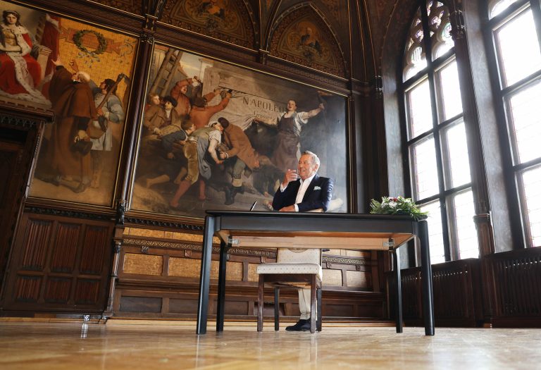 28.06.2024, Erfurt, Rathaus, Festsaal, Schlagersaenger Roland Kaiser traegt sich in das Goldene Buch der Stadt Erfurt ein, am Abend gibt er ein Open-Air Konzert auf dem Domplatz im Bild: Roland Kaiser Foto: Karina Hessland-Wissel