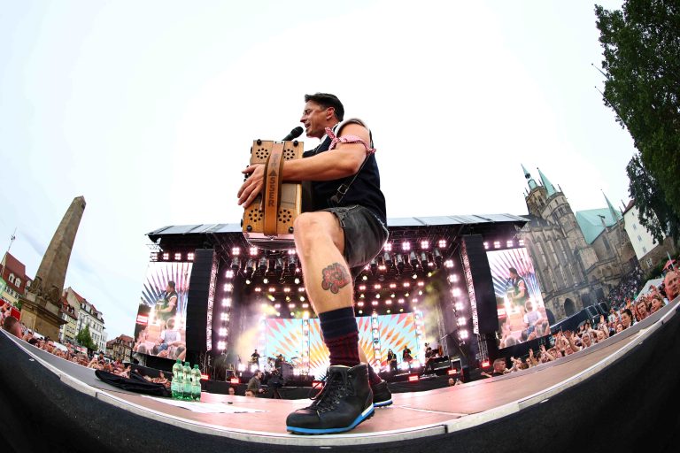 EDITORIAL USE ONLY / NUR ZUR REDAKTIONELLEN NUTZUNG11.07.2025, Erfurt, Domplatz, Sommer OpenAir Andreas Gabalier - Ein Hulapalu auf uns - Tour 2025 Foto: Karina Hessland-Wissel
