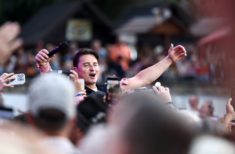 EDITORIAL USE ONLY / NUR ZUR REDAKTIONELLEN NUTZUNG11.07.2025, Erfurt, Domplatz, Sommer OpenAir Andreas Gabalier - Ein Hulapalu auf uns - Tour 2025 im Bild: Andreas Gabalier im Graben sehr nah an seinen Fans Foto: Karina Hessland-Wissel