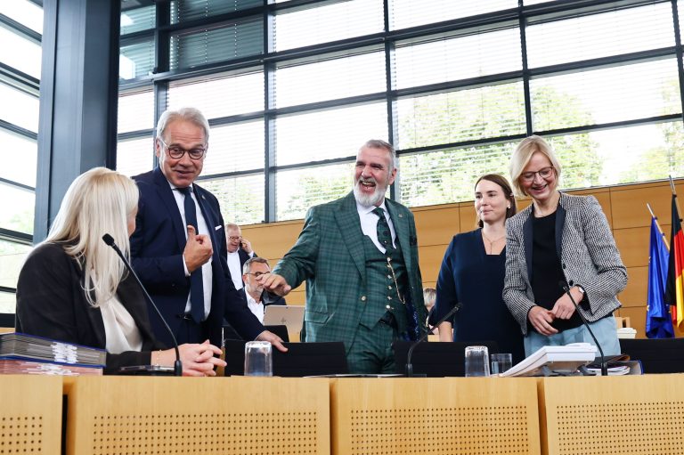 24.09.2025, Erfurt, Thueringer Landtag, Plenarsaal, Sonderplenum, 25. Plenarsitzung zum Thueringer Gesetz über die Feststellung des Landeshaushaltsplans für die Haushaltsjahre 2026/2027 (Thueringer Haushaltsgesetz 2026/2027 im Bild: Ministerin fuer Justiz, Migration und Verbraucherschutz: Beate Meissner (CDU), Minister fuer Inneres und Kommunales Georg Maier (SPD), Minister fuer Digitales und Infrastruktur Steffen Schuetz (BSW), Ministerin fuer Arbeit, Soziales, Gesundheit und Familie Katharina Schenk (SPD) und Finanzministerín Katja Wolf (BSW)Foto: Karina Hessland-Wissel