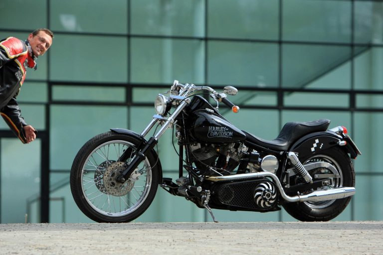 Erfurt , 260409 , Sebastian (30) faehrt ein Motorrad der Marke Harley Davidson Baujahr 1981 Foto:Bild13 -----------------------------------------------------------------------------------------------Copyright by Bild13 Sportpressefotos / Christian Fischer , Hangweg 1 , 99094 Erfurt , Tel: 0151-11631510 ; Internet: www.Bild13.com ; E-Mail: info@Bild13.com ; Bankverbindung : Hypo-Vereinsbank Erfurt BLZ : 82020086 Konto: 358261078 , SteuerNr.: 151/219/07442 FA Erfurt , Nutzung nur gegen Honorar + 7% Mwst und Urhebernennung! Mit Abdruck werden die AGB von Bild13 anerkannt. WICHTIG: Jegliche kommerzielle Nutzung ist Honorar- und Mehrwertsteuerpflichtig! Honorar gemaess MFM. Weitergabe an Dritte nur nach vorheriger Absprache mit dem Urheber! Darstellung im Internet ist grundsaetzlich Honorar- und Mehrwertsteuerpflichtig, auch als 1:1 Kopie in Internet -Ausgaben von Tageszeitungen und Magazinen. Autoren-Nennung auch für Internet -Darstellung gemaess § 13 UrhGes.