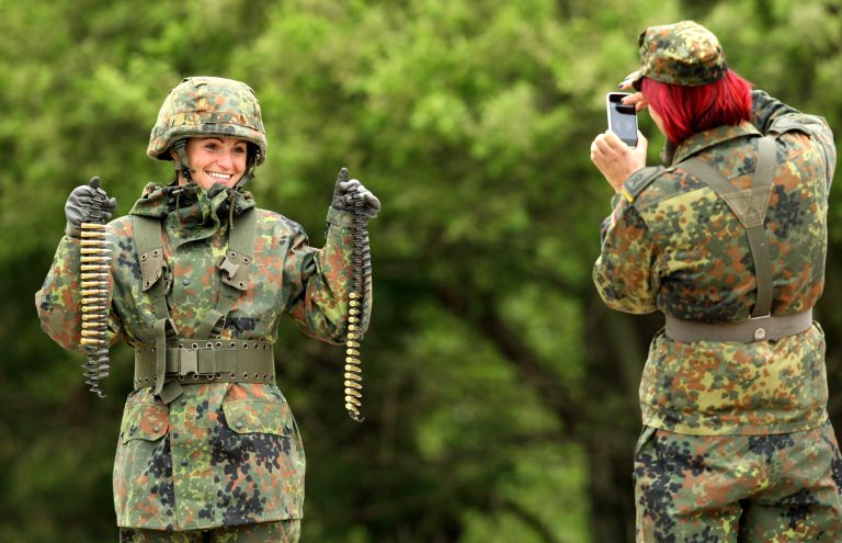 Bad Salzungen , 280409 , Gruene Woche bei der Bundeswehr Werratal-Kaserne bei der Bundeswehr angestellte Sportler verbringen diese Woche auf dem Kasernengelaende und ueben schiessen hier laesst sich Andrea HENKEL (Biathlon) mit Munition von Kati WILHELM (Biathlon) fotografieren Foto:Bild13 -----------------------------------------------------------------------------------------------Copyright by Bild13 Sportpressefotos / Christian Fischer , Hangweg 1 , 99094 Erfurt , Tel: 0151-11631510 ; Internet: www.Bild13.com ; E-Mail: info@Bild13.com ; Bankverbindung : Hypo-Vereinsbank Erfurt BLZ : 82020086 Konto: 358261078 , SteuerNr.: 151/219/07442 FA Erfurt , Nutzung nur gegen Honorar + 7% Mwst und Urhebernennung! Mit Abdruck werden die AGB von Bild13 anerkannt. WICHTIG: Jegliche kommerzielle Nutzung ist Honorar- und Mehrwertsteuerpflichtig! Honorar gemaess MFM. Weitergabe an Dritte nur nach vorheriger Absprache mit dem Urheber! Darstellung im Internet ist grundsaetzlich Honorar- und Mehrwertsteuerpflichtig, auch als 1:1 Kopie in Internet -Ausgaben von Tageszeitungen und Magazinen. Autoren-Nennung auch für Internet -Darstellung gemaess § 13 UrhGes.