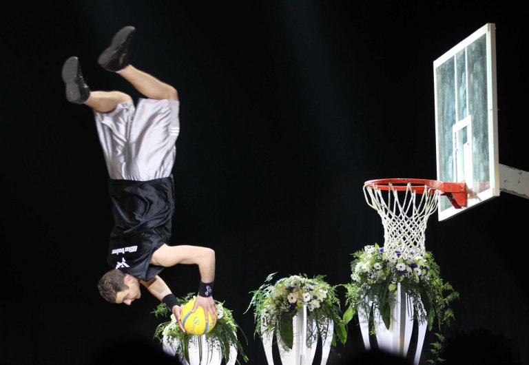 17.04.15 , Erfurt, Messehalle, Ball des Thüringer Sports, Veranstalter LSB und Sporthilfe, die erfolgreichsten Thüringer Sportler werden geehrt 
im Bild: Showact AllStar Dunkers - Basketball Freestyle 
Foto: Karina Hessland 
 *** Local Caption *** Copyright by KH/Karina Hessland Bildjournalismus und Fotografie , Stauffenbergallee 23 , 99085 Erfurt , Tel: 0177-2967631 ; E-Mail: karina.hessland@googlemail.com ; Bankverbindung : Erfurter Bank BLZ : 82064228  Konto: 1107836 , BIC: ERFBDE8E , IBAN: DE55 8206 4228 0001 1078 36 ; SteuerNr.: 151/230/13457  FA Erfurt , Nutzung nur gegen Honorar + 7% Mwst und Urhebernennung! Mit Abdruck werden die AGB von KH Bildjournalismus und Fotografie anerkannt. WICHTIG: Jegliche kommerzielle Nutzung ist Honorar- und Mehrwertsteuerpflichtig! Honorar gemaess MFM. Weitergabe an Dritte nur nach vorheriger Absprache mit dem Urheber! Darstellung im Internet ist grundsaetzlich Honorar- und Mehrwertsteuerpflichtig, auch als 1:1 Kopie in Internet -Ausgaben von Tageszeitungen und Magazinen. Autoren-Nennung auch für Internet -Darstellung gemaess § 13 UrhGes.