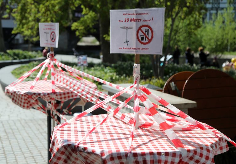 21.04.2020 , Erfurt, Stehtische sind mit Absperrband umwickelt, hier darf nicht gegessen werden, Schilder informieren über die Corona-Regel, mindestens 10 Meter Abstand zum Verkaufsstand zu halten 
Foto: Karina Hessland-Wissel
 *** Local Caption *** Copyright by KH/Karina Hessland Bildjournalismus und Fotografie , Stauffenbergallee 23 , 99085 Erfurt , Tel: 0177-2967631 ; E-Mail: karina.hessland@googlemail.com ; Bankverbindung : Erfurter Bank BLZ : 82064228  Konto: 1107836 , BIC: ERFBDE8E , IBAN: DE55 8206 4228 0001 1078 36 ; SteuerNr.: 151/230/13457  FA Erfurt , Nutzung nur gegen Honorar + 7% Mwst und Urhebernennung! Mit Abdruck werden die AGB von KH Bildjournalismus und Fotografie anerkannt. WICHTIG: Jegliche kommerzielle Nutzung ist Honorar- und Mehrwertsteuerpflichtig! Honorar gemaess MFM. Weitergabe an Dritte nur nach vorheriger Absprache mit dem Urheber! Darstellung im Internet ist grundsaetzlich Honorar- und Mehrwertsteuerpflichtig, auch als 1:1 Kopie in Internet -Ausgaben von Tageszeitungen und Magazinen. Autoren-Nennung auch für Internet -Darstellung gemaess § 13 UrhGes.
