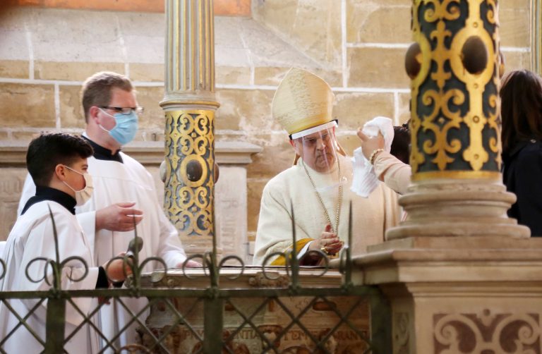 17.05.2020 , Erfurt, Dom St.Marien, Weihbischof Reinhard Hauke tauft sechs Erwachsene im Erfurter Mariendom, wegen der Corona-Pandemie musste der usprüngliche Tauftermin in der Osternacht verschoben werden, nach dem Gottesdienst findet die Taufe statt 
im Bild: Weihbischof Reinhard Hauke leitet die Zeremonie der Taufe mit einem Visier bzw. Spuckschutz, wegen der Corona-Krise muss Mundschutz getragen werden 
Foto: Karina Hessland-Wissel
 *** Local Caption *** Copyright by KH/Karina Hessland Bildjournalismus und Fotografie , Stauffenbergallee 23 , 99085 Erfurt , Tel: 0177-2967631 ; E-Mail: karina.hessland@googlemail.com ; Bankverbindung : Erfurter Bank BLZ : 82064228  Konto: 1107836 , BIC: ERFBDE8E , IBAN: DE55 8206 4228 0001 1078 36 ; SteuerNr.: 151/230/13457  FA Erfurt , Nutzung nur gegen Honorar + 7% Mwst und Urhebernennung! Mit Abdruck werden die AGB von KH Bildjournalismus und Fotografie anerkannt. WICHTIG: Jegliche kommerzielle Nutzung ist Honorar- und Mehrwertsteuerpflichtig! Honorar gemaess MFM. Weitergabe an Dritte nur nach vorheriger Absprache mit dem Urheber! Darstellung im Internet ist grundsaetzlich Honorar- und Mehrwertsteuerpflichtig, auch als 1:1 Kopie in Internet -Ausgaben von Tageszeitungen und Magazinen. Autoren-Nennung auch für Internet -Darstellung gemaess § 13 UrhGes.
