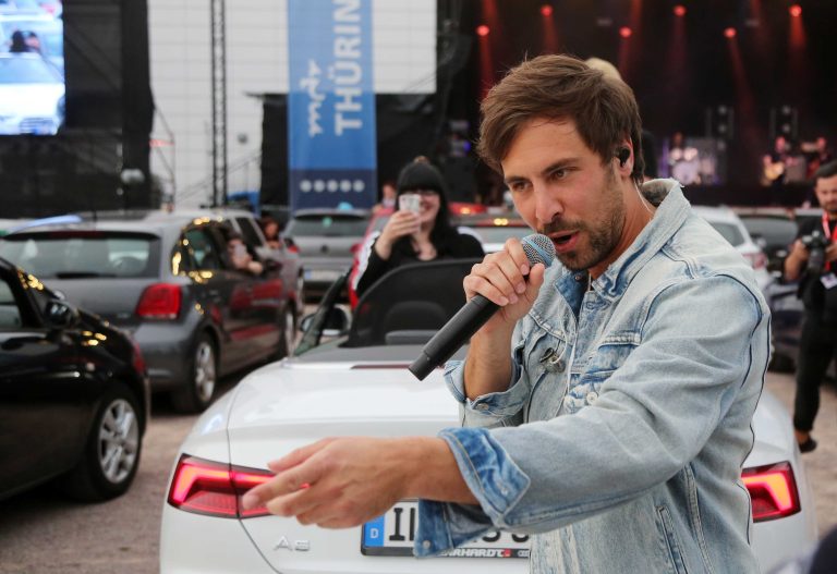 22.05.2020, Erfurt, Messehalle, Autokonzerte Erfurt, Max Giesinger spielt live auf der Bühne, die Besucher des Konzerts sitzen im Auto und empfangen den Ton über eine Frequenz im Autoradio, Grossveranstaltungen sind während der Corona-Pandemie untersagt 
im Bild: Max Giesinger läuft durch die Autoreihen, die Fans jubeln ihm zu 
Foto: Karina Hessland-Wissel 
 *** Local Caption *** Copyright by KH/Karina Hessland Bildjournalismus und Fotografie , Stauffenbergallee 23 , 99085 Erfurt , Tel: 0177-2967631 ; E-Mail: karina.hessland@googlemail.com ; Bankverbindung : Erfurter Bank BLZ : 82064228  Konto: 1107836 , BIC: ERFBDE8E , IBAN: DE55 8206 4228 0001 1078 36 ; SteuerNr.: 151/230/13457  FA Erfurt , Nutzung nur gegen Honorar + 7% Mwst und Urhebernennung! Mit Abdruck werden die AGB von KH Bildjournalismus und Fotografie anerkannt. WICHTIG: Jegliche kommerzielle Nutzung ist Honorar- und Mehrwertsteuerpflichtig! Honorar gemaess MFM. Weitergabe an Dritte nur nach vorheriger Absprache mit dem Urheber! Darstellung im Internet ist grundsaetzlich Honorar- und Mehrwertsteuerpflichtig, auch als 1:1 Kopie in Internet -Ausgaben von Tageszeitungen und Magazinen. Autoren-Nennung auch für Internet -Darstellung gemaess § 13 UrhGes.