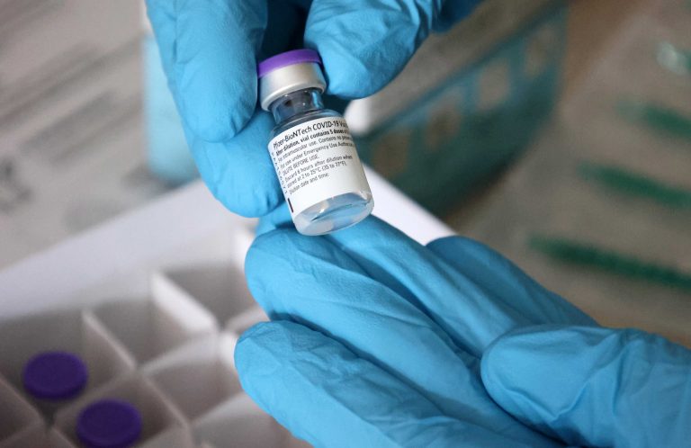 26.01.2021 , Grüningen, Pflegeheim, Corona-Impfung mit dem Impfstoff von Pfizer BioNtech, das mobile Impfteam des ASB ist vor Ort, ein Arzt klärt auf und impft die Mitarbeiter und Klienten 
im Bild: Flasche mit Impfstoff Covid-19 Vaccine von Pfizer BioNtech 
Foto: Karina Hessland-Wissel
 *** Local Caption *** Copyright by KH/Karina Hessland Bildjournalismus und Fotografie , Hauptstrasse 43, 99636 Ostramondra, Tel: 0177-2967631 ; E-Mail: karina.hessland@googlemail.com ; Bankverbindung : Erfurter Bank BLZ : 82064228  Konto: 1107836 , BIC: ERFBDE8E , IBAN: DE55 8206 4228 0001 1078 36 ; SteuerNr.: 151/230/13457  FA Erfurt , Nutzung nur gegen Honorar + 7% Mwst und Urhebernennung! Mit Abdruck werden die AGB von KH Bildjournalismus und Fotografie anerkannt. WICHTIG: Jegliche kommerzielle Nutzung ist Honorar- und Mehrwertsteuerpflichtig! Honorar gemaess MFM. Weitergabe an Dritte nur nach vorheriger Absprache mit dem Urheber! Darstellung im Internet ist grundsaetzlich Honorar- und Mehrwertsteuerpflichtig, auch als 1:1 Kopie in Internet -Ausgaben von Tageszeitungen und Magazinen. Autoren-Nennung auch für Internet -Darstellung gemaess § 13 UrhGes.