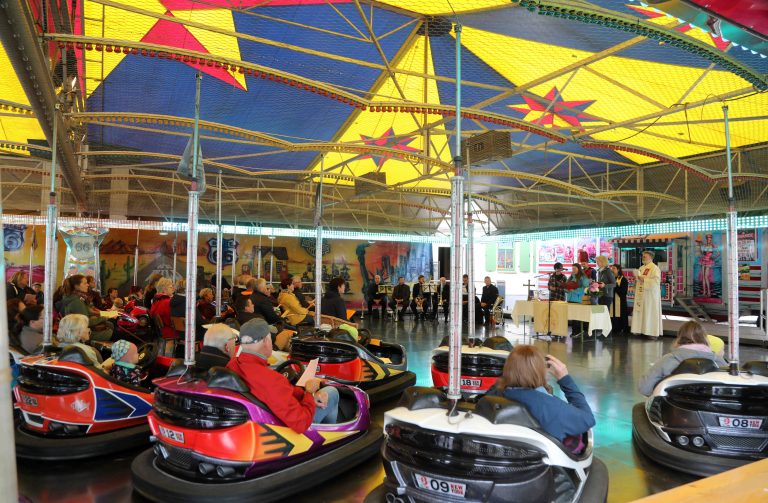 29.05.2022, Koelleda, Wippertusfest, Festgottesdienst auf dem Autoscooter, geleitet wird dieser  von der evangelischen Pfarrerin in Koelleda Felicitas Kuhn und dem Schaustellerpfarrer (Zirkus- und Schausteller-Seelsorger) Conrad Herold aus Erfurt, der Autoscooter wurde von Familie Krebs zur Verfuegung gestellt - seit 2 Jahren wollte man einen Gottesdienst dieser Art abhalten, leider wurde dies durch Corona nichts Foto: Karina Hessland-Wissel